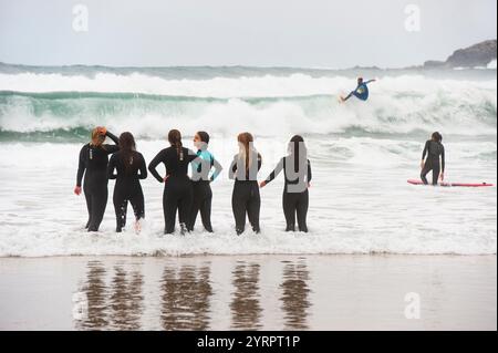 Lezione di surf sulla spiaggia di Zurriola, distretto di Gros, San Sebastian, baia di Biscaglia, provincia di Gipuzkoa, paesi Baschi, Spagna, Europa Foto Stock