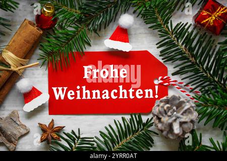 4 dicembre 2024: Auguri natalizi su un cartellino rosso regalo. FOTOMONTAGGIO *** Frohe Weihnachten Weihnachtsgruß auf einem roten Geschenkanhänger. FOTOMONTAGE Foto Stock