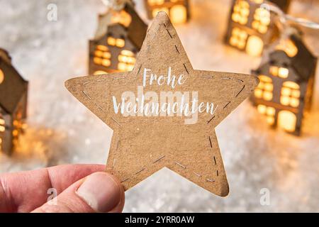 4 dicembre 2024: Buon Natale saluto di Natale su una stella. FOTOMONTAGGIO *** Frohe Weihnachten Weihnachtsgruß auf einem Stern. FOTOMONTAGE Foto Stock