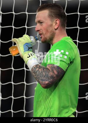 Goodison Park, Liverpool, Regno Unito. 4 dicembre 2024. Premier League Football, Everton contro Wolverhampton Wanderers; il portiere dell'Everton Jordan Pickford beve un drink durante una pausa di gioco Credit: Action Plus Sports/Alamy Live News Foto Stock