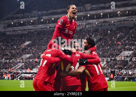 Newcastle upon Tyne, Regno Unito. 4 dicembre 2024. St. James Park NEWCASTLE, INGHILTERRA - 4 DICEMBRE: I giocatori del Liverpool festeggiano durante la partita di Premier League 2024/25 Matchweek 14 tra Newcastle United e Liverpool FC al St. James Park, il 4 dicembre 2024 a Newcastle, Inghilterra. (Richard Callis/SPP) credito: SPP Sport Press Photo. /Alamy Live News Foto Stock