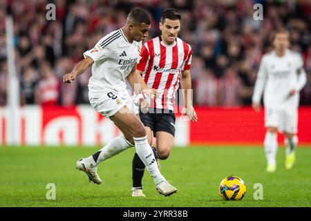 Bilbao, Spagna, Spagna. 4 dicembre 2024. Inigo RUIZ DE GALARRETA dell'Athletic Club e Kylian MBAPPE del Real Madrid durante la partita di LaLiga tra Athletic Club e Real Madrid CF allo stadio San Mames il 4 dicembre 2024 a Bilbao, Spagna. (Credit Image: © Matthieu Mirville/ZUMA Press Wire) SOLO PER USO EDITORIALE! Non per USO commerciale! Foto Stock