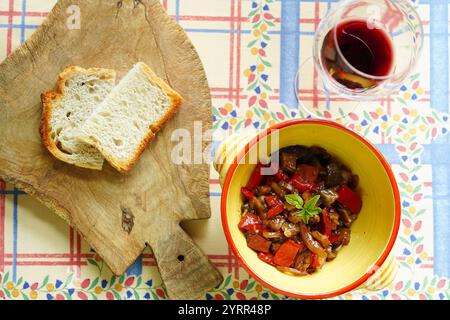 Caponata siciliana fatta in casa con melanzane italiane e peperoni rossi, vista dall'alto Foto Stock