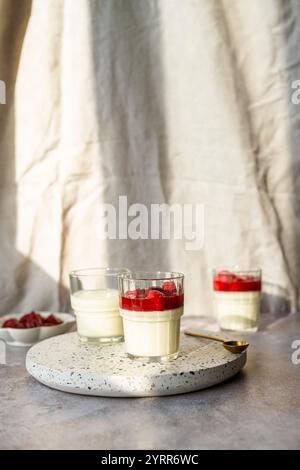 Lemon posset con fragole di vaniglia Foto Stock