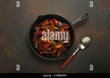 Lomo Saltado: Padella di manzo peruviana con peperoni Foto Stock