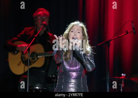 Vicky Leandros vive su io amo la vita! - Il mio tour di addio! Tour al Tempodrom di Berlino su 03.12.2024 Foto Stock