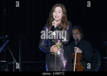 Vicky Leandros vive su io amo la vita! - Il mio tour di addio! Tour al Tempodrom di Berlino su 03.12.2024 Foto Stock