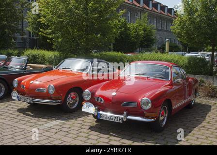 Due auto rosse d'epoca Karmann Ghia in piedi l'una accanto all'altra su un parcheggio asfaltato, auto d'epoca, Karmann Ghia, 1973 e 1971, bassa Sassonia, Germania, UE Foto Stock