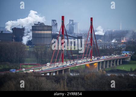 Acciaierie ThyssenKrupp, altiforni 8 e 9, gasometer, ponte autostradale della A42 sul Reno vicino a Duisburg Beeckerwerth, Duisburg, Nort Foto Stock