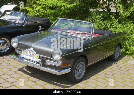 Elegante auto d'epoca convertibile grigia in occasione di una mostra di auto retrò, auto d'epoca, cabriolet, BMW 700 cabriolet, 1964, bassa Sassonia, Germania, Europa Foto Stock