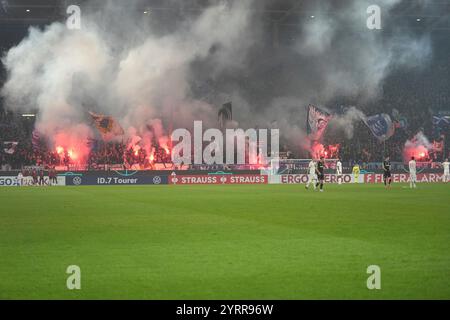 Karlsruhe, Germania. 4 dicembre 2024. Karlsruher Fans mit Pyrotechnik DFB-Pokal: Karlsruher SC vs FC Augsburg, BBBank Wildpark, Mittwoch, 04.12.2024 crediti: dpa/Alamy Live News Foto Stock