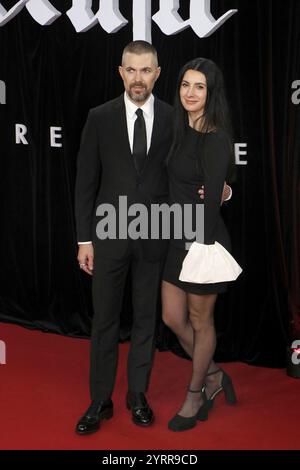 Robert Eggers e la donna Alexandra Shaker alla prima di Nosferatu allo Zoo Palast di Berlino il 2 dicembre 2024 Foto Stock