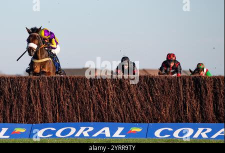 Le Patron e il fantino Freddie Mitchell vincono il concorso "Daily Rewards Shaker" Handicap Chase per gli allenatori Gary e Josh Moore e la proprietaria Mrs e Avery. Foto Stock