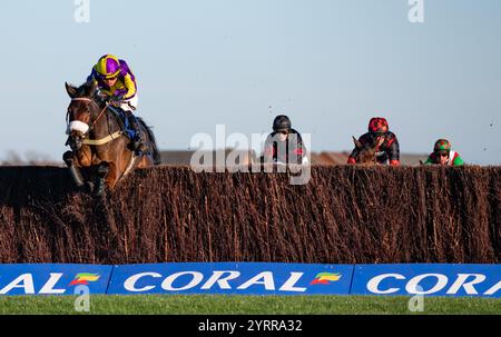 Le Patron e il fantino Freddie Mitchell vincono il concorso "Daily Rewards Shaker" Handicap Chase per gli allenatori Gary e Josh Moore e la proprietaria Mrs e Avery. Foto Stock