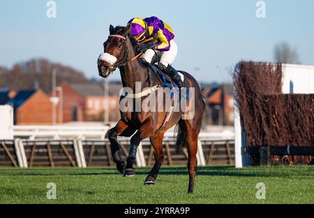 Le Patron e il fantino Freddie Mitchell vincono il concorso "Daily Rewards Shaker" Handicap Chase per gli allenatori Gary e Josh Moore e la proprietaria Mrs e Avery. Foto Stock