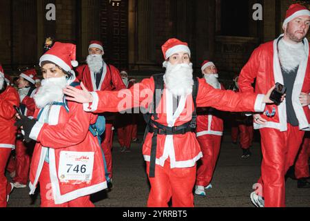 Centinaia di persone vestono i panni di Babbo Natale per la Santa Run London 2024, correndo attraverso la zona di St. Paul's e Blackfriars per raccogliere fondi per le organizzazioni di beneficenza scelte. Londra, Regno Unito, 16/11/2024 Ehimetalor Unuabona/Alamy Live News Foto Stock