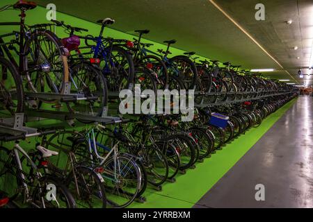 Migliaia di biciclette parcheggiate in un parcheggio pubblico per biciclette nella stazione ferroviaria Olten, Canton Soletta, Svizzera. Foto Stock