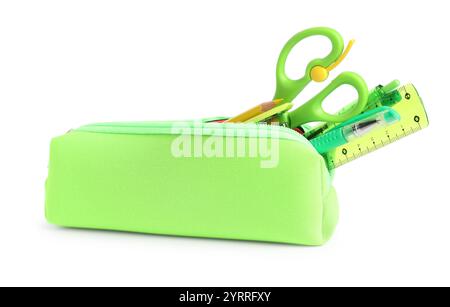 Diversi articoli di cancelleria in astuccio isolato su bianco Foto Stock