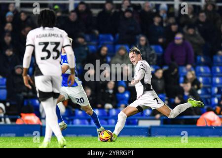 4 dicembre 2024; St Andrews, Birmingham, West Midlands, Inghilterra; EFL League One Football, Birmingham City contro Stockport County; Jack Diamond di Stockport tira in porta Foto Stock