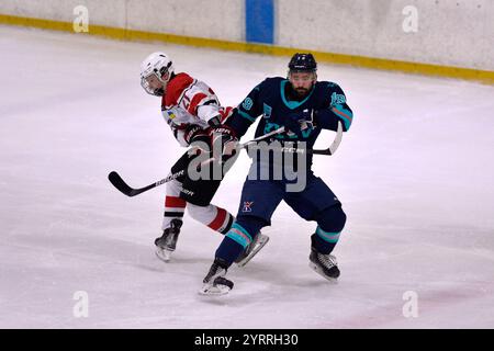Kiev, Ucraina. 4 dicembre 2024. Kiev, Ucraina 4 dicembre 2024 Melnykov Oleksiy (19 Kapitals) in azione (primo piano) durante il Campionato ucraino di hockey su ghiaccio 2024/2025 partita tra Kiev Kapitals contro Kryzhynka-Shalet Arena a Kiev, Ucraina (KUBANOV PAVLO UKR/SPP) credito: SPP Sport Press Photo. /Alamy Live News Foto Stock