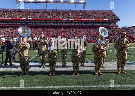 New Brunswick, New Jersey, Stati Uniti. 12 novembre 2024. I soldati dell'esercito degli Stati Uniti con la 63rd Army Band, New Jersey Army National Guard, si esibiscono alla Rutgers Military Appreciation Football Game presso la Rutgers University, New Brunswick, New Jersey, 12 novembre 2024. La Guardia Nazionale dell'Esercito del New Jersey ha sostenuto una pletora di eventi in tutto lo stato del New Jersey in osservanza della giornata dei Veterans per onorare coloro che hanno messo in atto l'uniforme in servizio presso l'esercito degli Stati Uniti. Credito: U.S. Army/ZUMA Press Wire/ZUMAPRESS.com/Alamy Live News Foto Stock