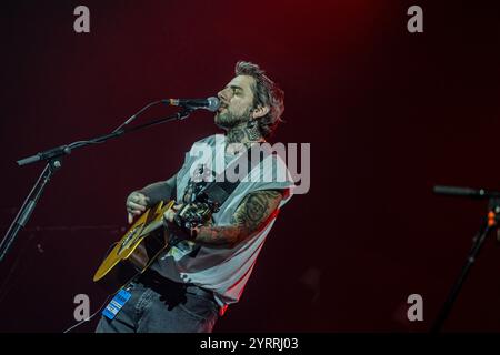 Milano, Italia. 4 dicembre 2024. Alcatraz, Milano, Italia, 4 dicembre 2024, Gattotoro durante Fast Animals e Slow Kids - Festa Tour 2024 - Concerto musicale Credit: Live Media Publishing Group/Alamy Live News Foto Stock