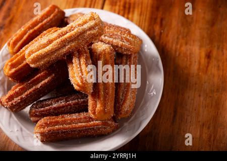 Churros. Pasta di farina di grano fritto, uno snack dolce molto popolare in Spagna, Messico e altri paesi dove è consuetudine mangiarli per la prima colazione o s Foto Stock