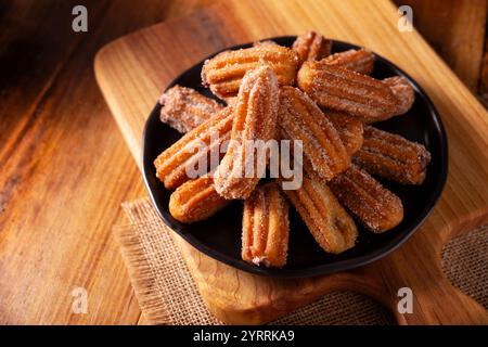 Churros. Pasta di farina di grano fritto, uno snack dolce molto popolare in Spagna, Messico e altri paesi dove è consuetudine mangiarli per la prima colazione o s Foto Stock