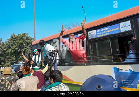 India. 3 dicembre 2024. NOIDA, INDIA - 3 DICEMBRE: La polizia di Noida trattenne gli agricoltori che si stavano accampando a Dalit Prerna Sthal per la loro lunga richiesta di un risarcimento supplementare per i terreni acquistati il 3 dicembre 2024 a Noida, India. (Foto di Sunil Ghosh/Hindustan Times/Sipa USA) credito: SIPA USA/Alamy Live News Foto Stock