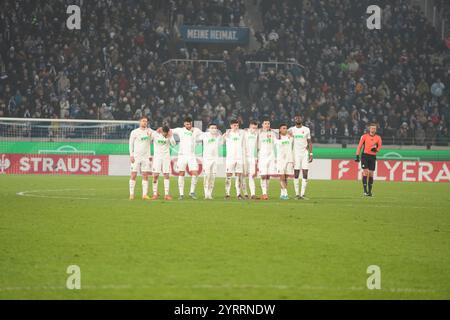 Karlsruhe, Germania. 4 dicembre 2024. DAS Augsburger Team beim Elfmeterschie?en DFB-Pokal: Karlsruher SC vs FC Augsburg, BBBank Wildpark, Mittwoch, 04.12.2024 crediti: dpa/Alamy Live News Foto Stock