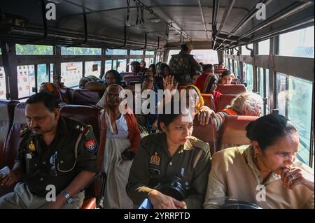 India. 3 dicembre 2024. NOIDA, INDIA - 3 DICEMBRE: La polizia di Noida trattenne gli agricoltori che si stavano accampando a Dalit Prerna Sthal per la loro lunga richiesta di un risarcimento supplementare per i terreni acquistati il 3 dicembre 2024 a Noida, India. (Foto di Sunil Ghosh/Hindustan Times/Sipa USA) credito: SIPA USA/Alamy Live News Foto Stock