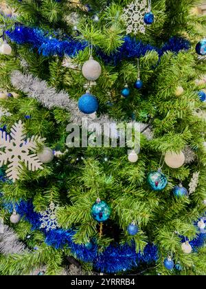Decorazioni natalizie a tema blu - primo piano Foto Stock