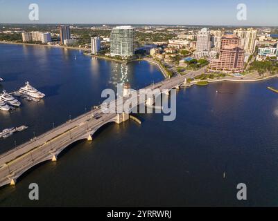 APRILE 2022, West Palm Beach, Florida, Stati Uniti - lo skyline di West Palm Beach presenta il Royal Park Draw Bridge, West Palm Beach, Florida Foto Stock