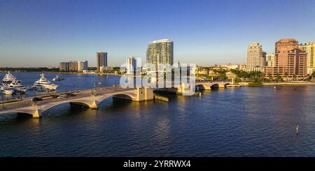 APRILE 2022, West Palm Beach, Florida, Stati Uniti - lo skyline di West Palm Beach presenta il Royal Park Draw Bridge, West Palm Beach, Florida Foto Stock