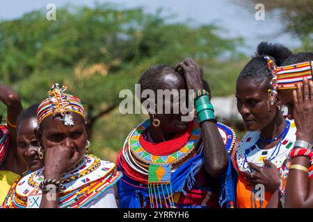 Archers Post, Kenya - 23 luglio 2024. Un gruppo di donne del villaggio culturale Umoja Women accoglie i turisti. Questo villaggio è stato fondato da un gruppo di donne un rifugio dalla violenza dominata dagli uomini nella loro tribù Samburu. Foto Stock