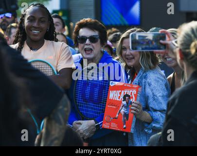 Queens, New York, USA - 20 agosto 2024: Un vivace raduno di appassionati di tennis che posano con giocatori leggendari, condividendo gioia ed emozioni nel pomeriggio Foto Stock