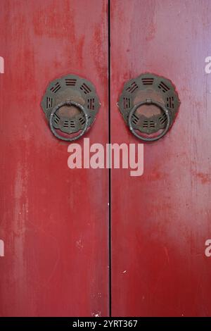 Tradizionali porte in legno con simboli bagua 'il cielo precedente' in un tempio taoista, che rappresentano le forze di Yin e Yang in uno stato di equilibrio Foto Stock