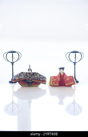 Bambole HiNA e bambole Emperor esposte in uno spazio bianco Foto Stock