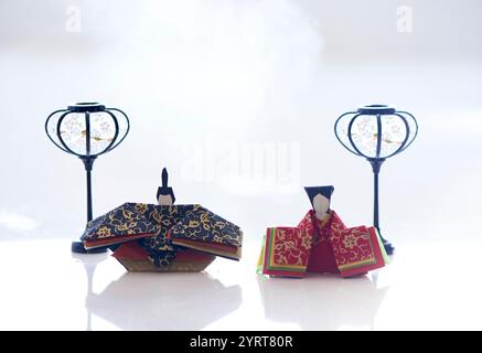 Bambole HiNA e bambole Emperor esposte in uno spazio bianco Foto Stock