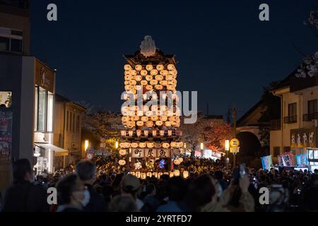 Sfilata notturna dello Shingaku Festival lungo Honmachi Street Foto Stock