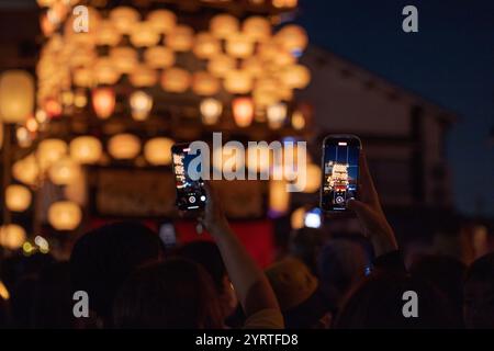 Sfilata notturna dello Shingaku Festival lungo Honmachi Street Foto Stock