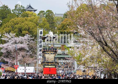 Festival di Inuyama Curuma-yama e Castello di Inuyama con fiori di ciliegio in fiore Foto Stock