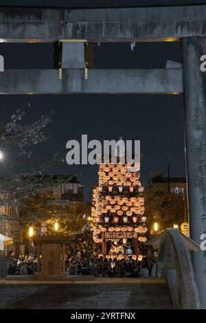 Inuyama Festival Night Yama all'Hongaku Festival 365 lanterne e una parata Yama illuminata dalla grande porta torii del Santuario Haritsuna Foto Stock