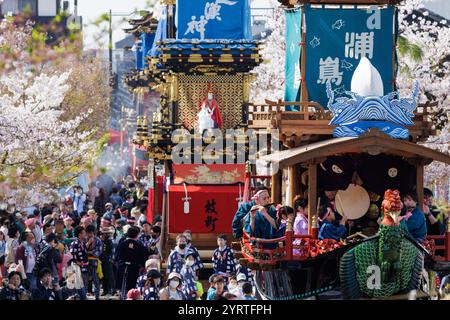 Inuyama Festival via Honmachi e Yama con fiori di ciliegio in fiore Foto Stock