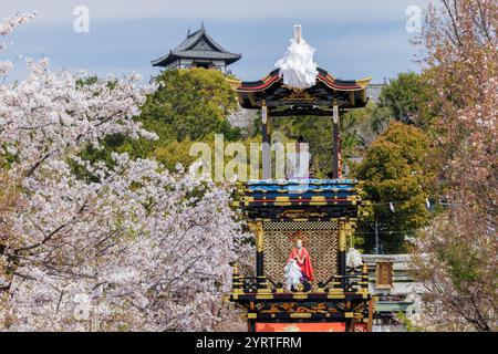 Festival di Inuyama Curuma-yama e Castello di Inuyama con fiori di ciliegio in fiore Foto Stock