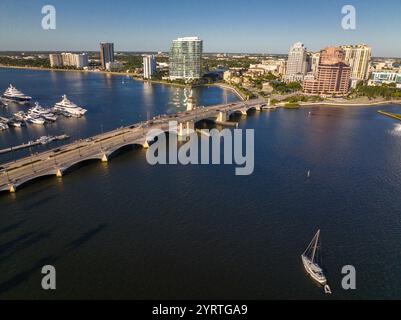 APRILE 2022, West Palm Beach, Florida, Stati Uniti - lo skyline di West Palm Beach presenta il Royal Park Draw Bridge, West Palm Beach, Florida Foto Stock