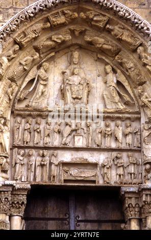 Cattedrale di Chartres; Maria che tiene il Cristo bambino, presentazione nel Tempio, Annunciazione, visita e Natività; timpano e architrave, portale destro, facciata ovest Foto Stock