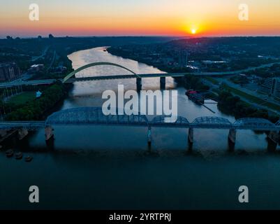 Vista aerea dei ponti che attraversano il fiume Ohio da Covington Kentucky a Cincinnati Ohio Foto Stock