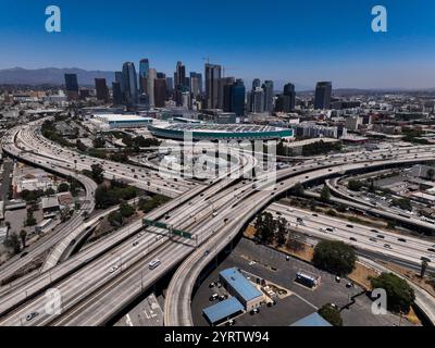 6 GIUGNO 2022, LOS ANGELES, CA., Stati Uniti - Vista aerea delle superstrade e del centro di Los Angeles con Convention Center in primo piano - 110 Harbor Freeway Foto Stock