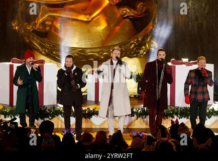 New York, Stati Uniti. 4 dicembre 2024. Kevin Richardson, AJ McLean, Nick Carter, Howie Dorough e Brian Littrell (L to R) dei Backstreet Boys si esibiscono alla 92a cerimonia annuale di accensione dell'albero di Natale del Rockefeller Center a New York City mercoledì 4 dicembre 2024. Foto di John Angelillo/UPI credito: UPI/Alamy Live News Foto Stock